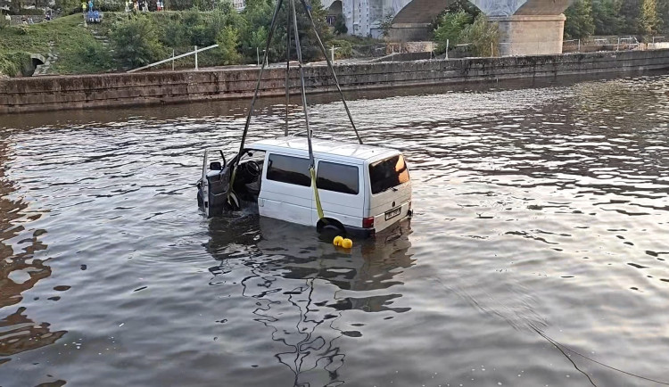 VIDEO: Do Vltavy sjela dodávka s dítětem, zachránila ho matka a kolemjdoucí