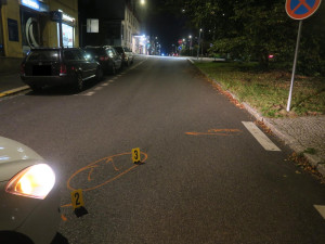 Chodce přecházejícího mimo přechod srazilo auto. Nadýchal čtyři a půl promile