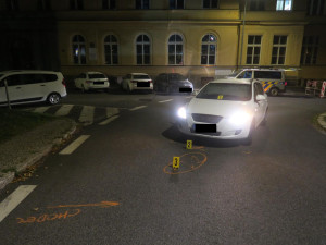 Chodce přecházejícího mimo přechod srazilo auto. Nadýchal čtyři a půl promile