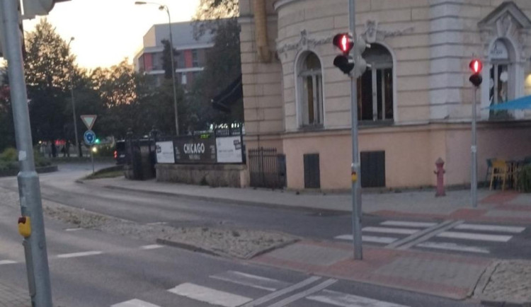 Chodkyně se na přechodu u Chicaga střetla s cyklistou, ten z místa ujel. Hledají se svědci