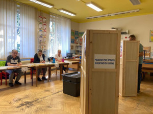 VOLBY 2024: Volební místnosti se otevřely. V Libereckém kraji voliči vybírají z 544 kandidátů, post hejtmana obhajuje Martin Půta