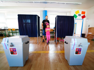 Druhý den voleb začíná. Lidé si volí nové krajské zastupitele i senátory.