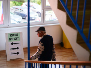 Volební místnosti se uzavřely. Začalo sčítání.