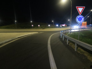 Nový kruháč u Svoru projel rovně. Mladý řidič nadýchal přes dvě promile.