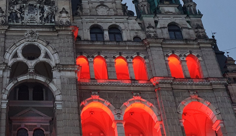 Liberec se do tmy rozsvítí červeně, podpoří Světový den dárců kostní dřeně