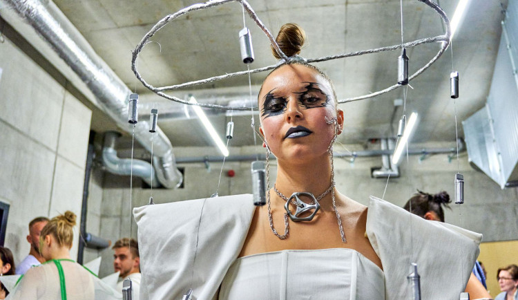 Energie a talent na jedinečné soutěži. Na univerzitě soupeřili mladí návrháři z celé země