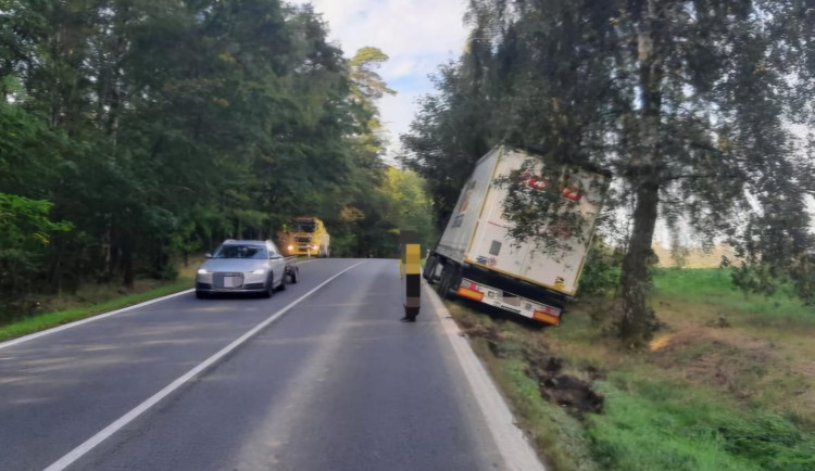 Mezi Rozkoší a Skálou boural náklaďák. Řidiči místem několik hodin po dobu vyprošťování neprojeli