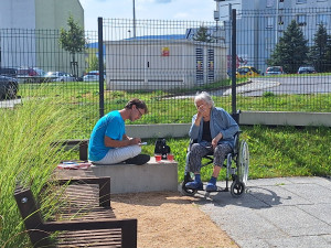 V SeniorCentru ve Vratislavicích mohou klienti malovat prostřednictvím umělé inteligence