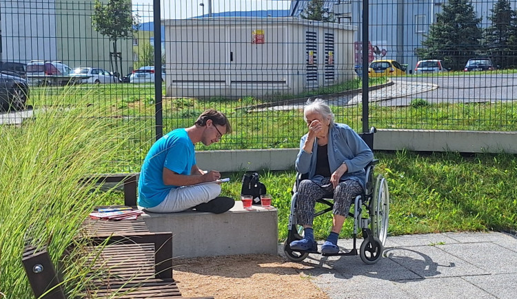 V SeniorCentru ve Vratislavicích umožňují klientům malovat prostřednictvím umělé inteligence