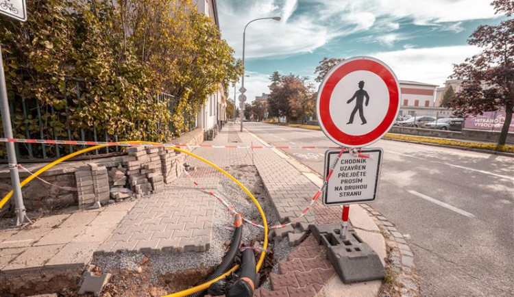 Za rozkopané chodníky v Jihlavě budou padat pokuty. Zodpovědná firma se městu omluvila