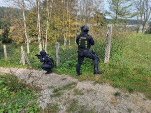 Policisté v Bedřichově zneškodnili střelce a pátrali po ozbrojeném pachateli a pohřešovaných. Vše v rámci taktického cvičení