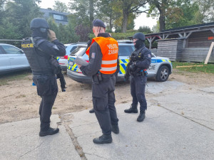 Policisté v Bedřichově zneškodnili střelce a pátrali po ozbrojeném pachateli a pohřešovaných. Vše v rámci taktického cvičení