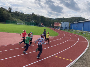 Atletický ovál ve Frýdlantu se proměnil. Škváru nahradil tartan, vzniklo i multifunkční hřiště