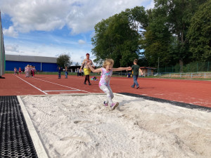 Atletický ovál ve Frýdlantu se proměnil. Škváru nahradil tartan, vzniklo i multifunkční hřiště