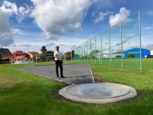 Atletický ovál ve Frýdlantu se proměnil. Škváru nahradil tartan, vzniklo i multifunkční hřiště