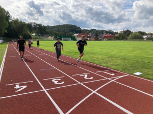 Atletický ovál ve Frýdlantu se proměnil. Škváru nahradil tartan, vzniklo i multifunkční hřiště
