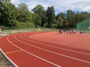 Atletický ovál ve Frýdlantu se proměnil. Škváru nahradil tartan, vzniklo i multifunkční hřiště