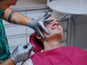 Bruxismus: Skřípání zubů, které má výrazný vliv na vaše zdraví. Účinné řešení existuje