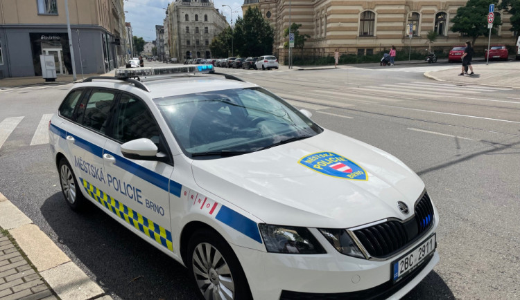 Opilec z Brna trefil projíždějící auto kamenem. Nelíbilo se mu, že na něj řidička zatroubila