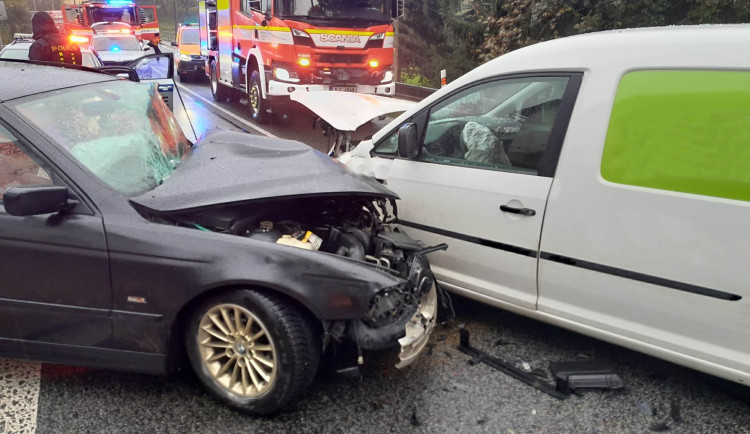 Srážka auta s dodávkou. Nehoda uzavřela silnici v Mníšku, tři zranění