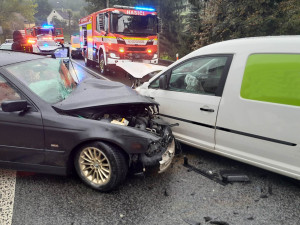 Srážka auta s dodávkou. Nehoda uzavřela silnici v Mníšku, tři zranění