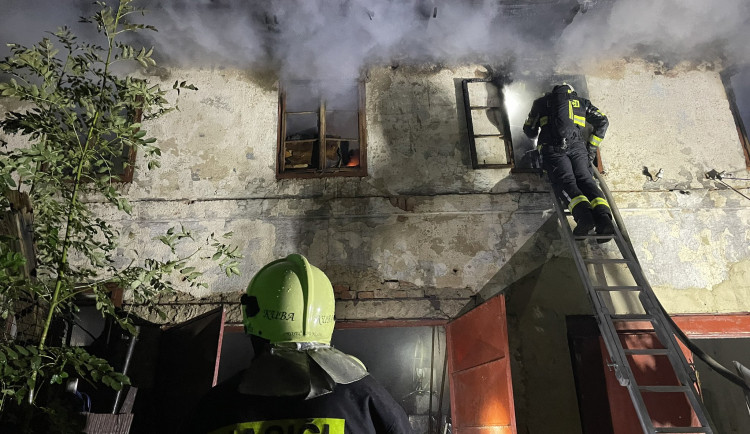 Požár v centru Jablonce. Hořel dům na rohu Soukenné a Anenské