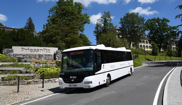 Autobusová doprava se na Jesenicku vrací k plnému provozu. Vlaky dál stojí kvůli poničeným tratím