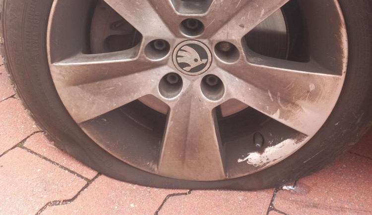 Zloděj u Kauflandu prořízl autu pneumatiku. Majitele pak okradl