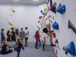 Boulderistka Jana Švecová otevřela novou lezeckou halu v Liberci