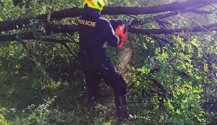 Práce policistů během povodní byla klíčová. Mnozí nasazovali vlastní životy