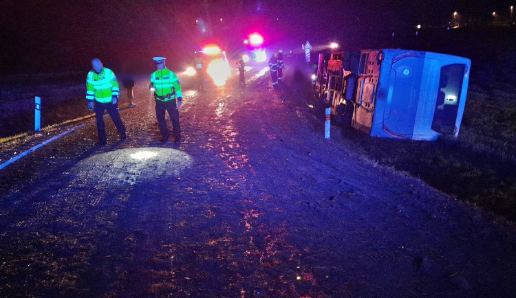 Autobus se převrátil na bok do příkopu. Dostal smyk na silnici, kterou silně znečistila vrstva kluzkého bahna