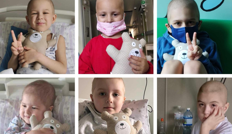 Sdružení D.R.A.K. vyslalo Medvídka Nebojsu do světa. Pomáhá dětem v kyjevské nemocnici