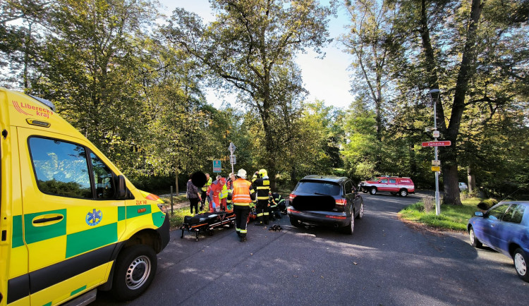 Vážná nehoda ve Frýdlantu. Řidič srazil dívku, hledají se svědci