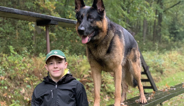 Tomáš Kolář se psem Corrym