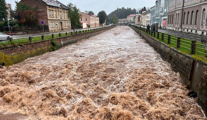 Trutnovské Úpské nábřeží se za chvíli uzavře pro veškerou dopravu