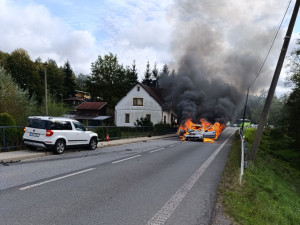 Auto v plamenech a tři zranění, jednoho transportoval do nemocnice vrtulník. To je bilance nehody v Mníšku