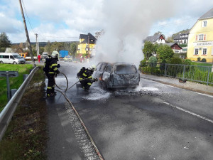 Auto v plamenech a tři zranění, jednoho transportoval do nemocnice vrtulník. To je bilance nehody v Mníšku