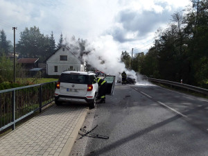 Auto v plamenech a tři zranění, jednoho transportoval do nemocnice vrtulník. To je bilance nehody v Mníšku