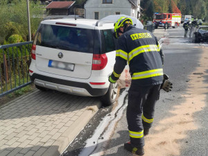 Auto v plamenech a tři zranění, jednoho transportoval do nemocnice vrtulník. To je bilance nehody v Mníšku