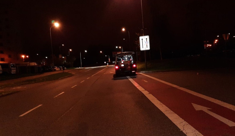 Na Dobiášovce srazil ve středu brzy ráno neznámý řidič chodce a ujel. Policisté hledají svědky události