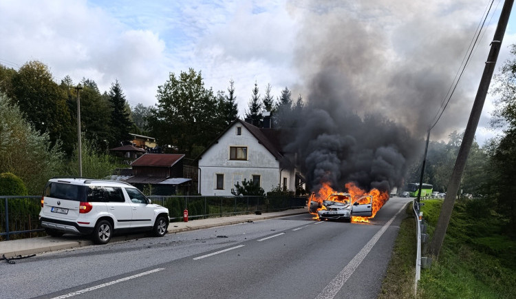 Auto v plamenech a tři zranění, jednoho transportoval do nemocnice vrtulník. To je bilance nehody v Mníšku