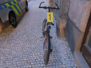 Jedenáctiletý cyklista nedal přednost autu a navíc jel bez helmy. Vyvázl se štěstím jen s povrchovým zraněním