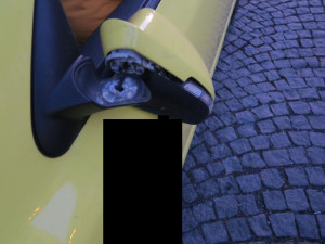 Jedenáctiletý cyklista nedal přednost autu a navíc jel bez helmy. Vyvázl se štěstím jen s povrchovým zraněním