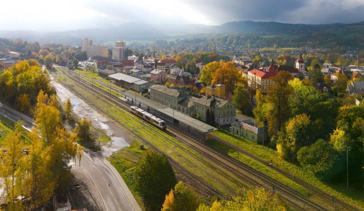 Nad železniční tratí v Hrádku bude létat dron, kontrolovat bude práce na rekonstrukci nádraží