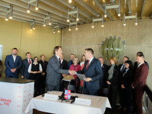 Liberecký kraj povede příští čtyři roky koalice Starostů a Spolu. Jejich zástupci na Ještědu podepsali koaliční smlouvu