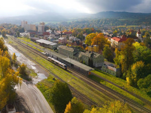 Nad železniční tratí v Hrádku bude létat dron, kontrolovat bude práce na rekonstrukci nádraží