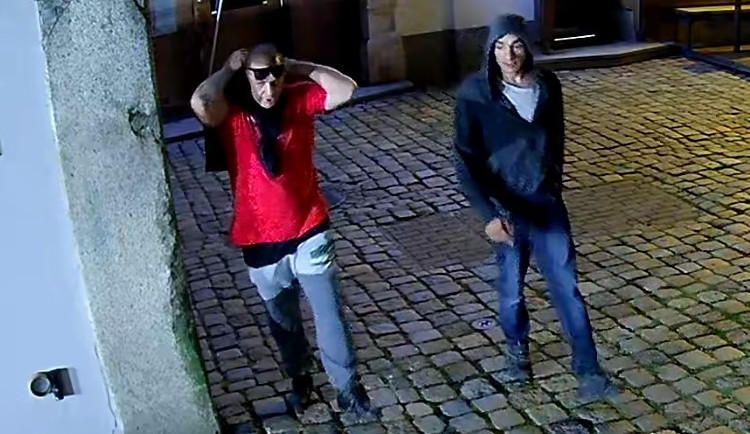 Krádež třiceti tisíc z recepce libereckého hotelu. Policie hledá dva muže