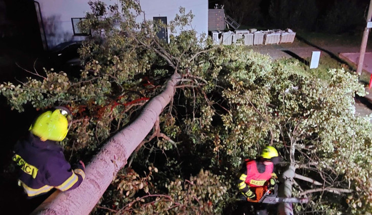 Vítr lámal v Libereckém kraji stromy, omezil dopravu na silnicích i železnici