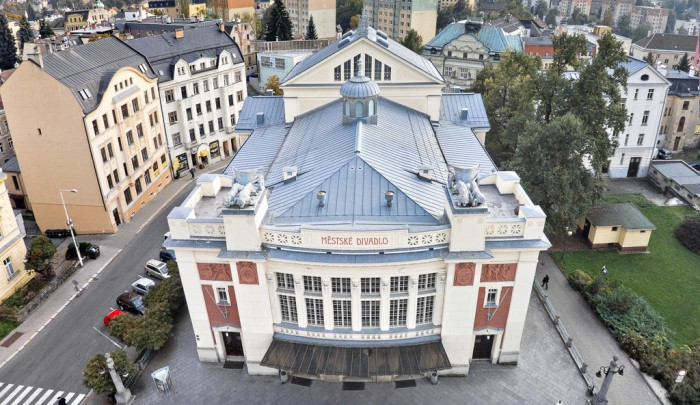 Novou řádnou ředitelkou jabloneckého divadla se po zesnulém Pavlu Žurovi stane Lucie Peterková