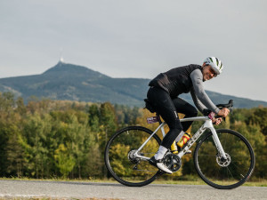 Podzimem obarvená tečka na Ještědu. Seriál Road Classics dojel do finále